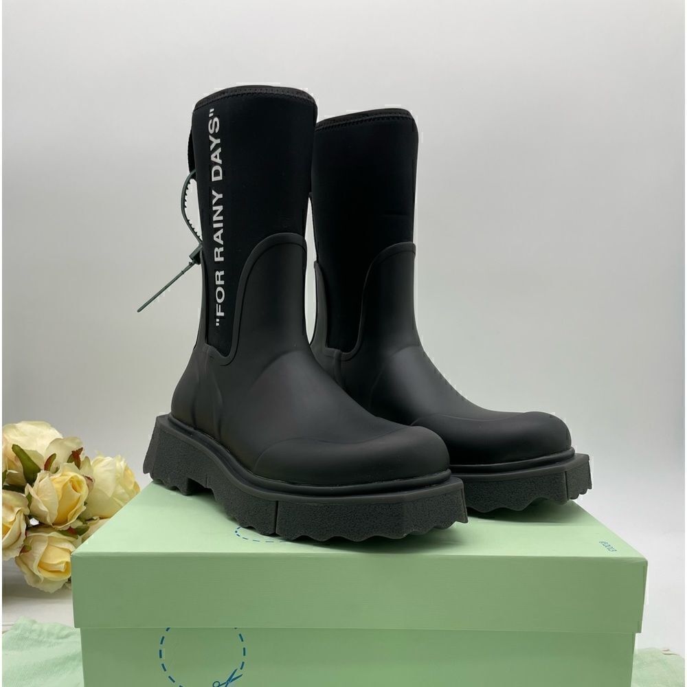 Women’s off-white sponge, rubber rain boots, size 39